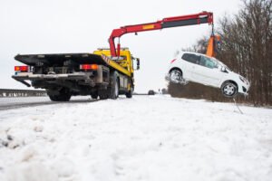 Voiture Accidentée dans un Fossé : Relevage, Treuillage et Remorquage
