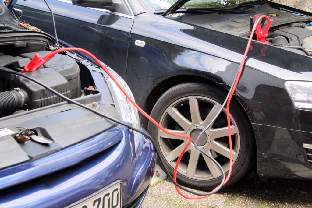 Batterie de voiture en train d'être rechargé par une autre voiture Batterie de voiture en train d'être rechargé par une autre voiture