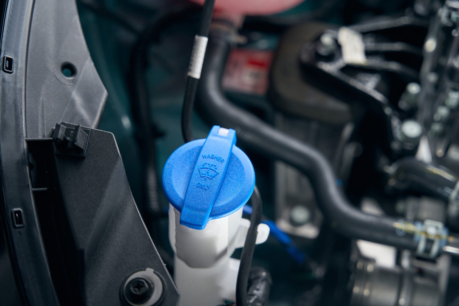 Bouchon bleu de réservoir d'additif AdBlue en gros plan dans un véhicule Bouchon bleu de réservoir d'additif AdBlue en gros plan dans un véhicule