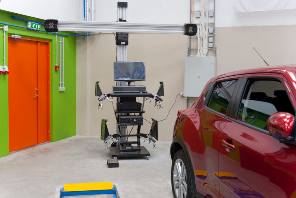 Voiture en atelier avec ordinateur de diagnostic professionnel