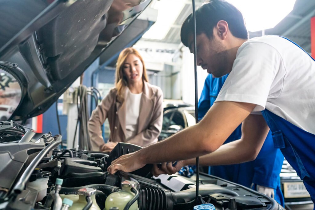 Mécanicien automobile diagnostiquant un moteur en garage professionnel