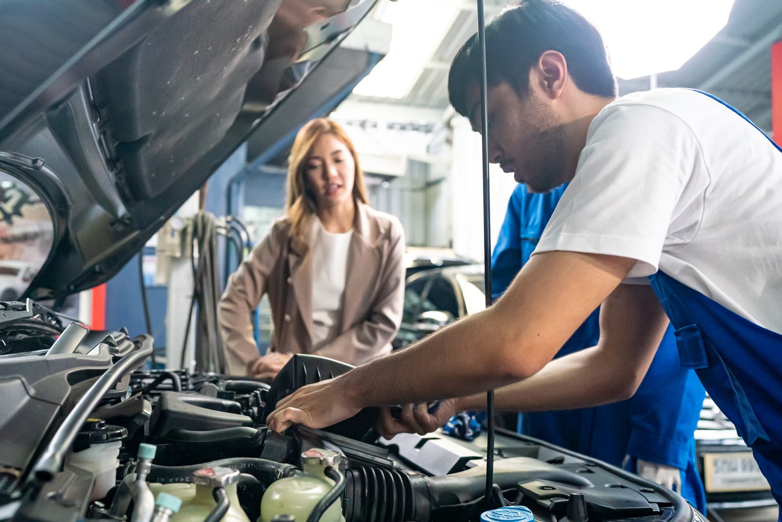 Démarreur automobile démonté sur établi avec multimètre pour diagnostic professionnel Mécanicien automobile diagnostiquant un moteur en garage professionnel