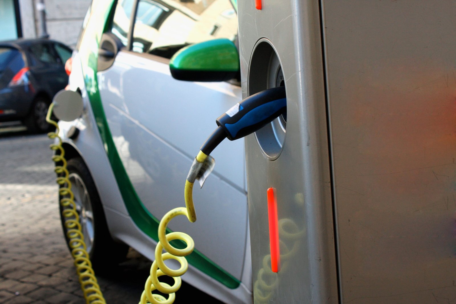 Voiture électrique en recharge à une station moderne Voiture électrique en recharge à une station moderne