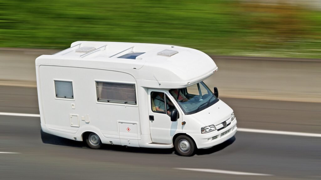Camping-car roulant sur autoroute par une journée ensoleillée