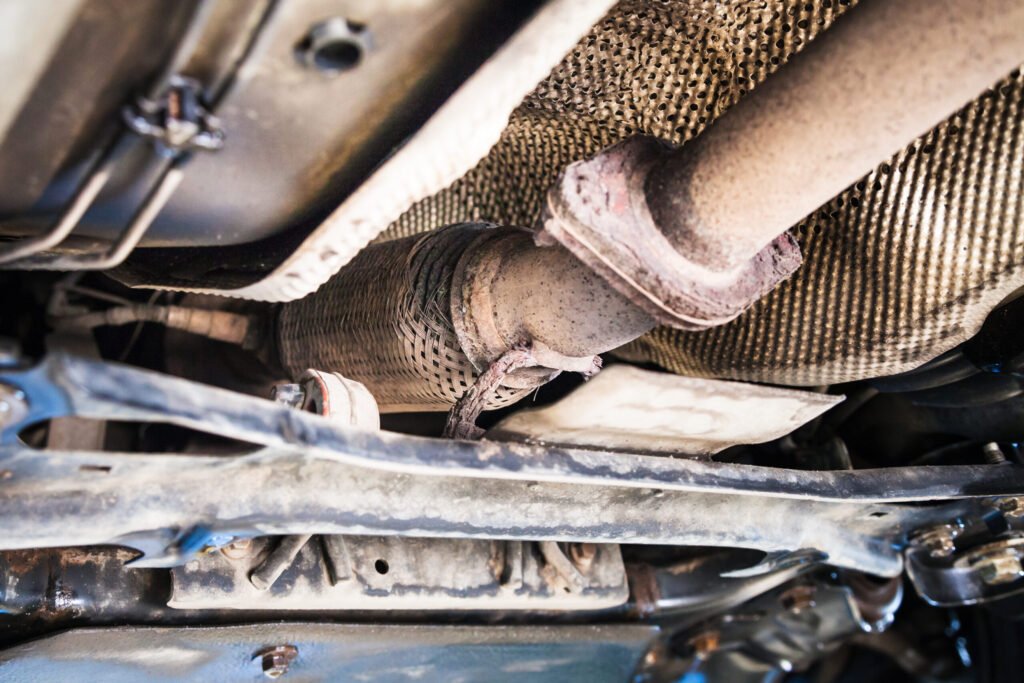 Catalyseur coupé sous une voiture vu d'en-dessous