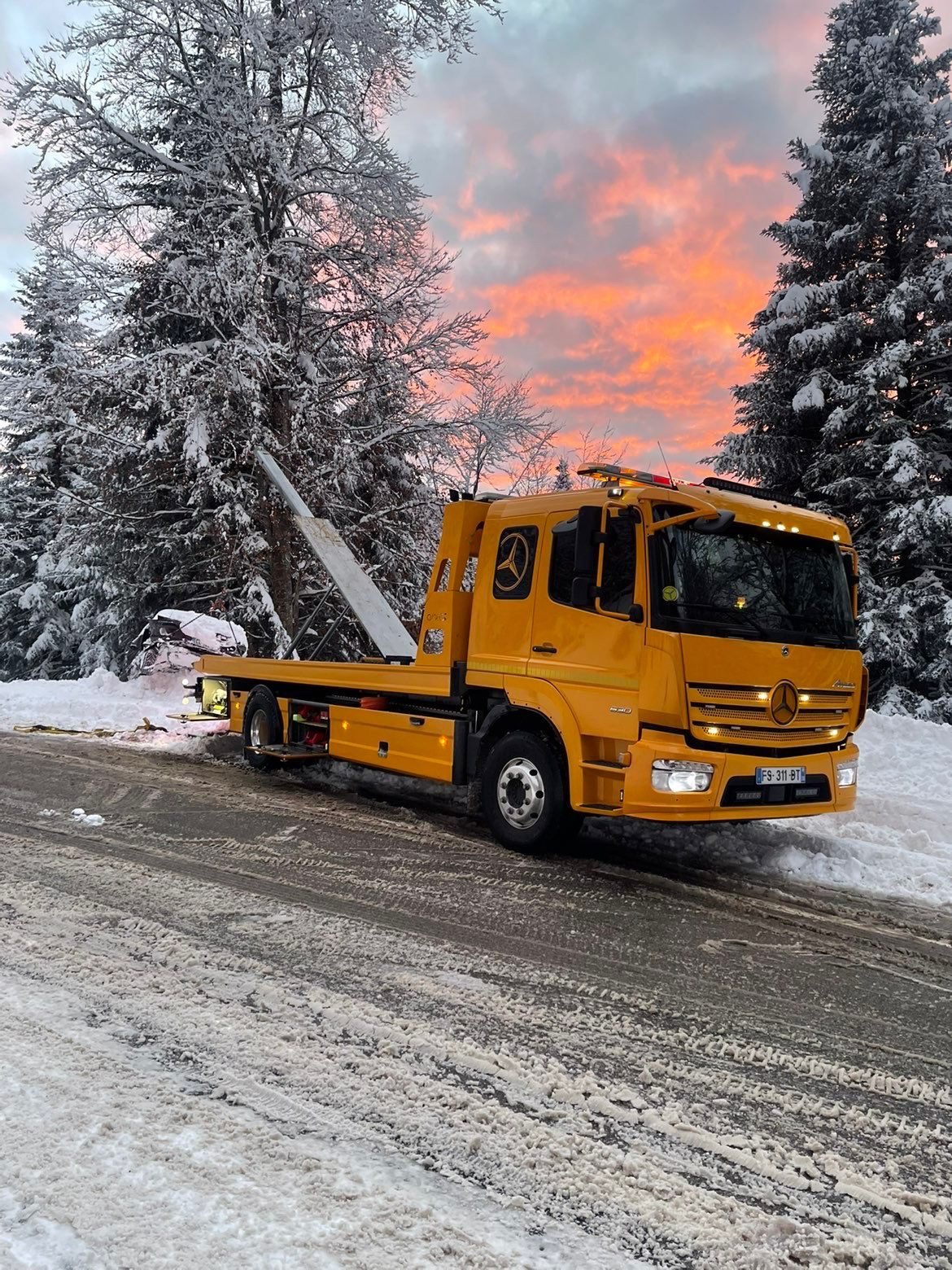 Dépannage auto sur place : dépanneuse plateau d'un partenaire Allo Remorquage