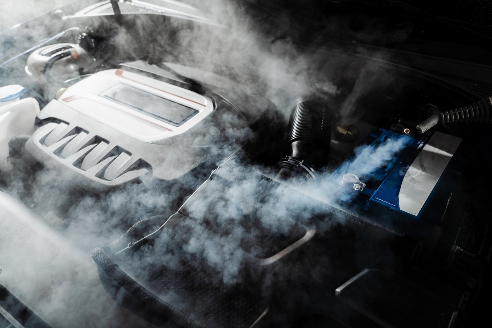 Moteur de voiture en surchauffe avec vapeur s'échappant du capot Moteur de voiture en surchauffe avec vapeur s'échappant du capot