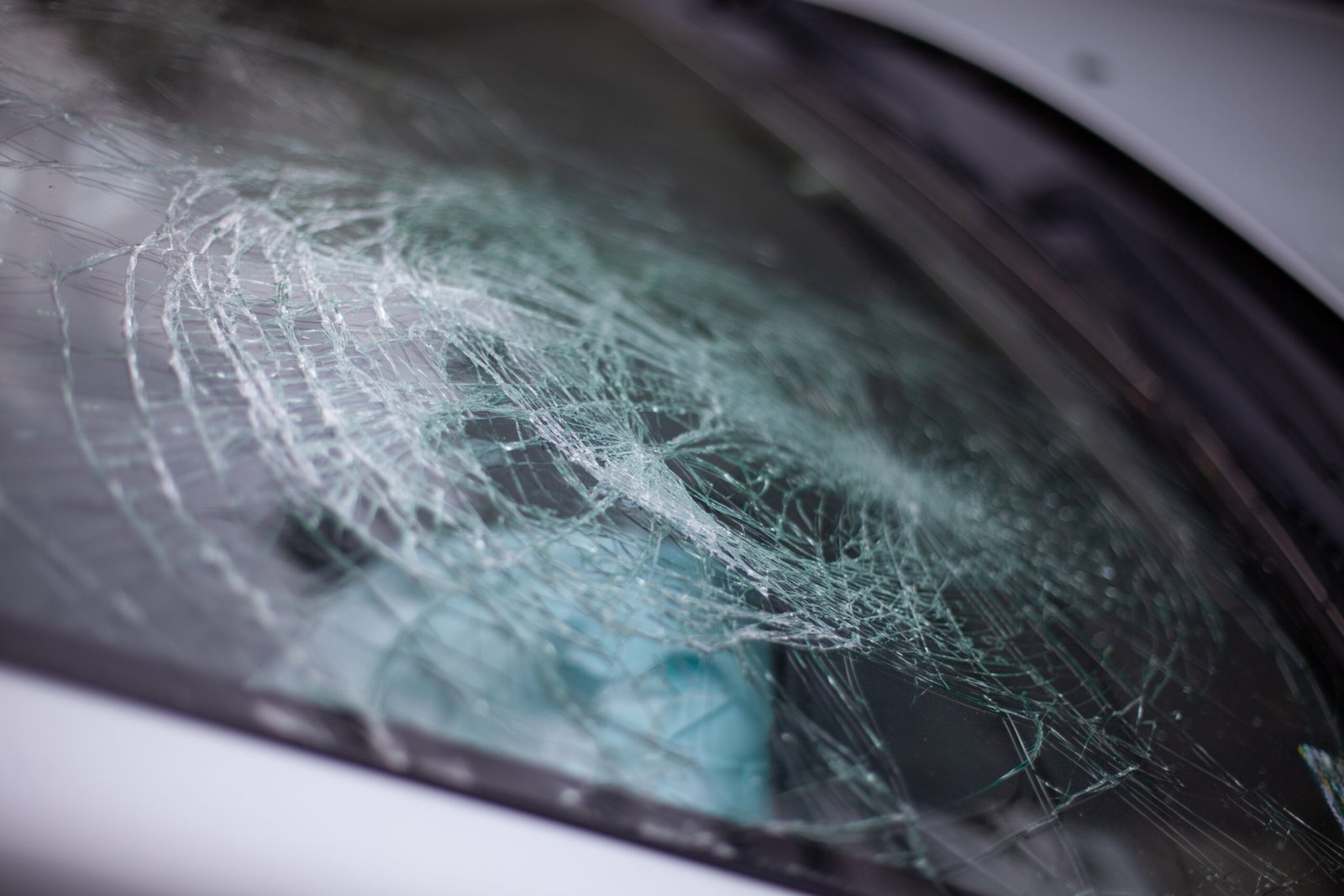 Pare-brise éclaté avec impact en gros plan sur une voiture Pare-brise éclaté avec impact en gros plan sur une voiture