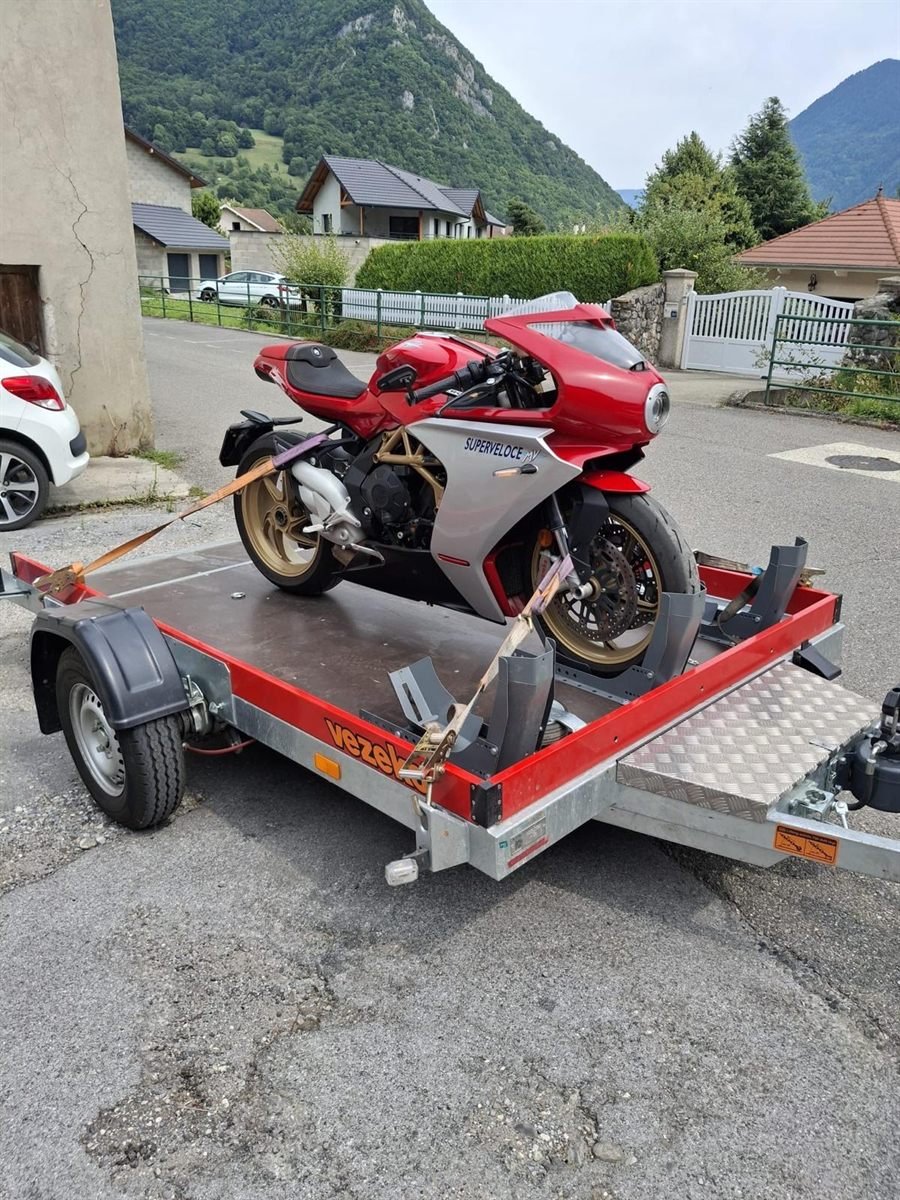 Remorquage d'une moto sur plateau par un partenaire Allo Remorquage