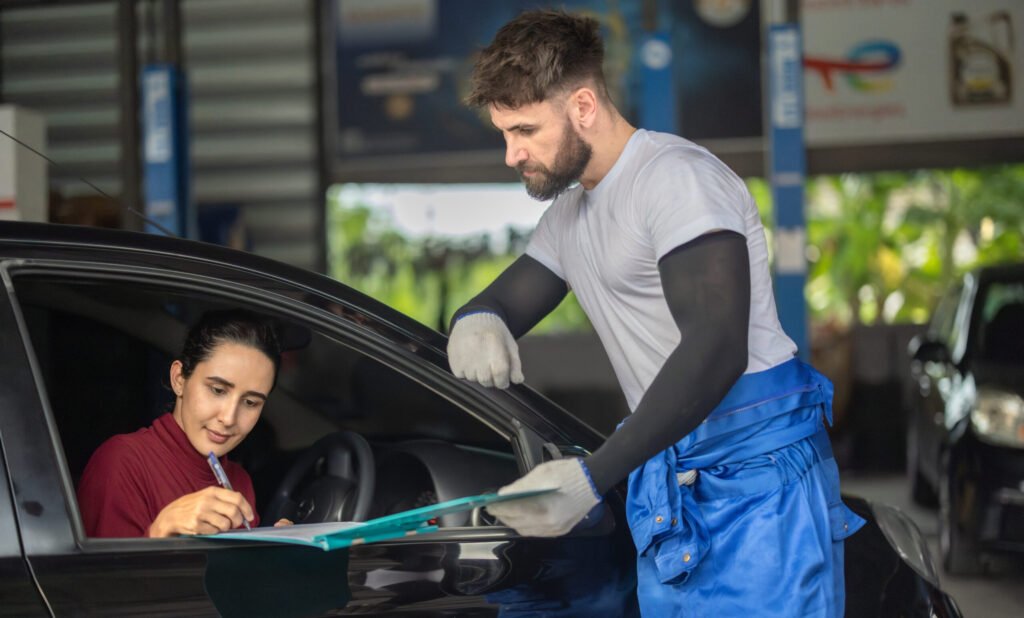 Technicien automobile expliquant un point technique à un client