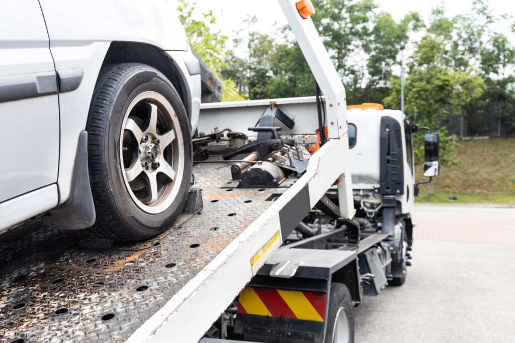 Voiture chargée sur dépanneuse prête à être emmenée