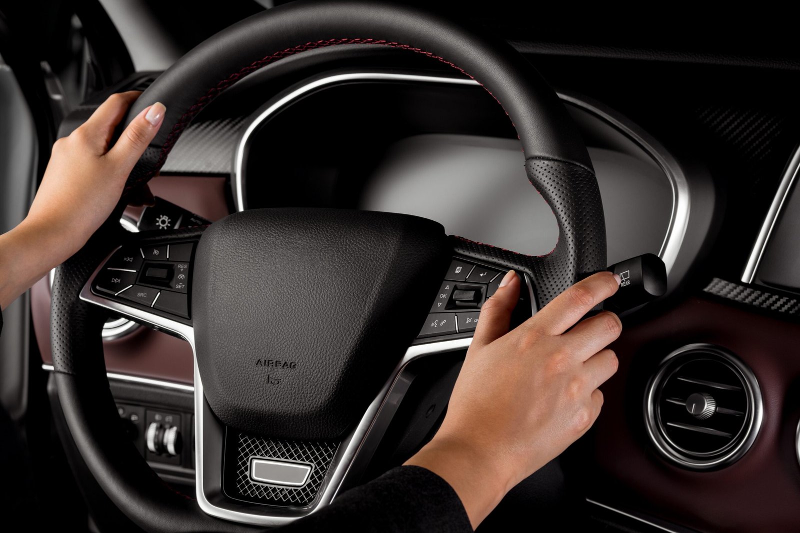 Mains de conducteur sur le volant à l'intérieur d'une voiture en conduite Mains de conducteur sur le volant à l'intérieur d'une voiture en conduite